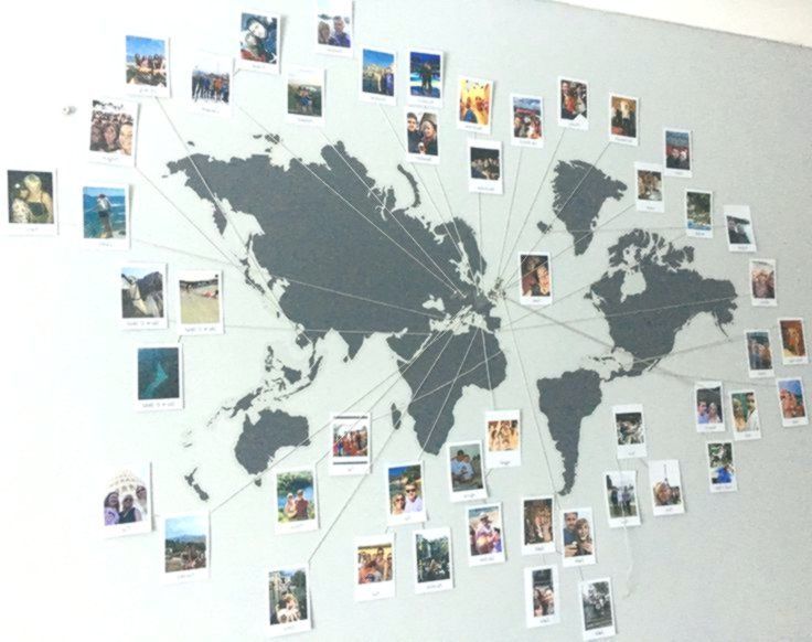  Polaroid dengan Wallpaper Peta Dunia